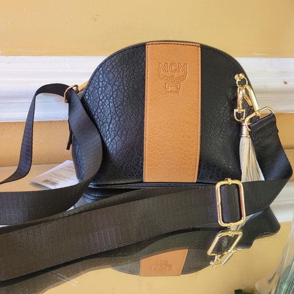 MCM pouch converted in to shoulder bag or cross body - Picture 5 of 16